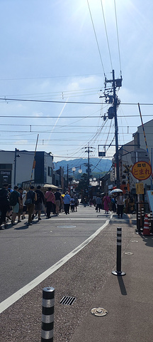 "在日本文化中，狐狸是一种非常重要的动物，被广泛崇拜和膜拜。神社入口门前的小超市买的大福，好吃哦！大门_伏见稻荷大社"的评论图片