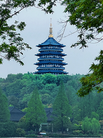 "遗址那一块块的塔砖，被仔细地包裹着，仿佛在诉说着雷峰塔的历史沧桑_雷峰塔"的评论图片