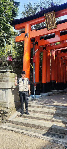 "在日本文化中，狐狸是一种非常重要的动物，被广泛崇拜和膜拜。神社入口门前的小超市买的大福，好吃哦！大门_伏见稻荷大社"的评论图片