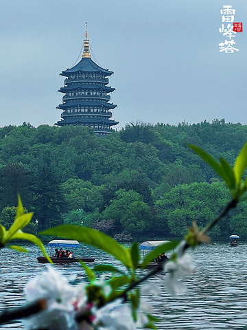 "遗址那一块块的塔砖，被仔细地包裹着，仿佛在诉说着雷峰塔的历史沧桑_雷峰塔"的评论图片