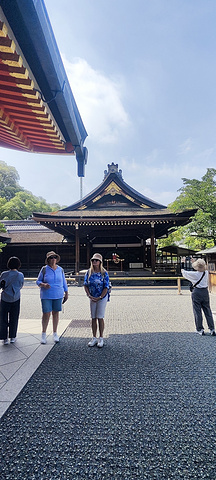 "在日本文化中，狐狸是一种非常重要的动物，被广泛崇拜和膜拜。神社入口门前的小超市买的大福，好吃哦！大门_伏见稻荷大社"的评论图片