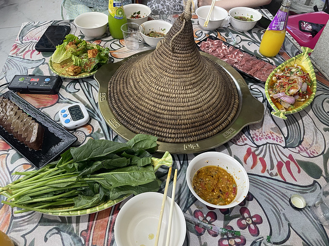 "...旁边路上吃菌子火锅，菌子汤超级鲜，非常好喝，对于泉州人真的太友好了，非常喜欢喝汤，呛鱿鱼也还行_星光夜市"的评论图片