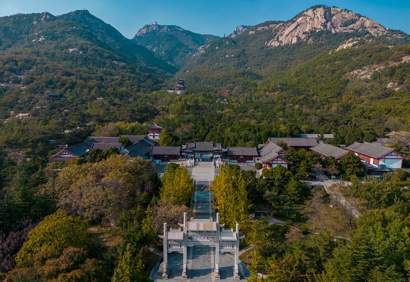比如这一次我在新泰市发现的【新甫山风景区】,就是一处东西锦延15