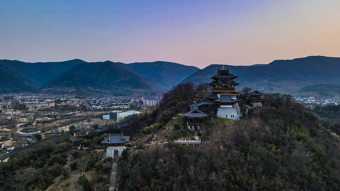 在宜兴你不仅可以欣赏到风景秀美的自然山水,惊叹于大自然的鬼斧神工