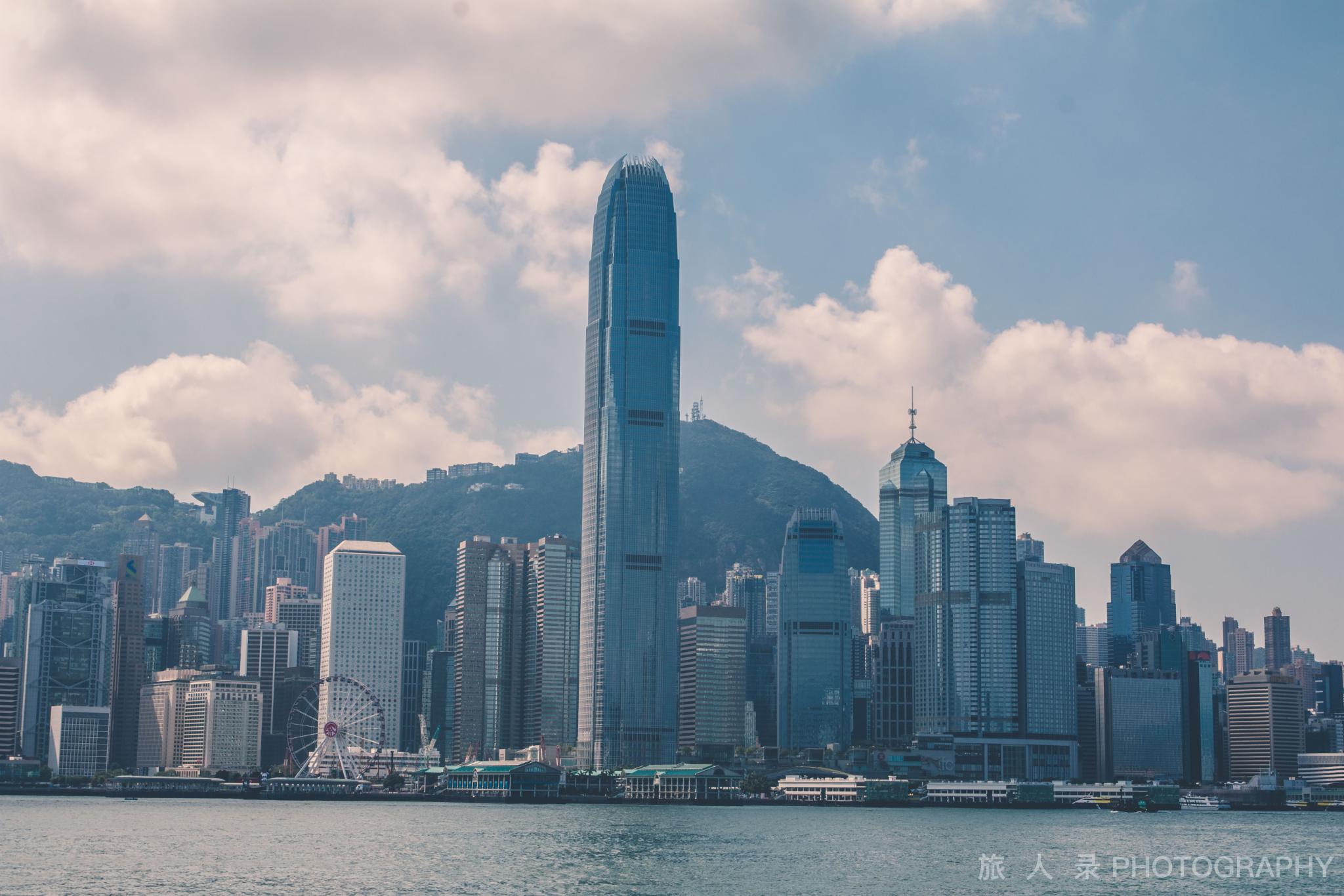 到粤港澳大湾区旅行，白天体验大城市的魅力，晚上看精彩的光影剧