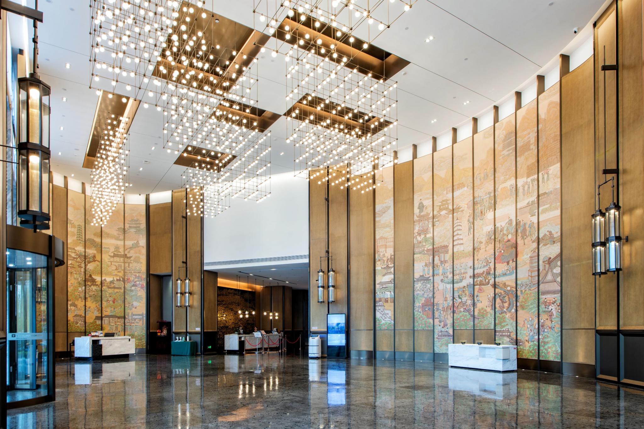 探索茂名高州，由这间酒店一幅“价值连城”的精品巨幅画作开启