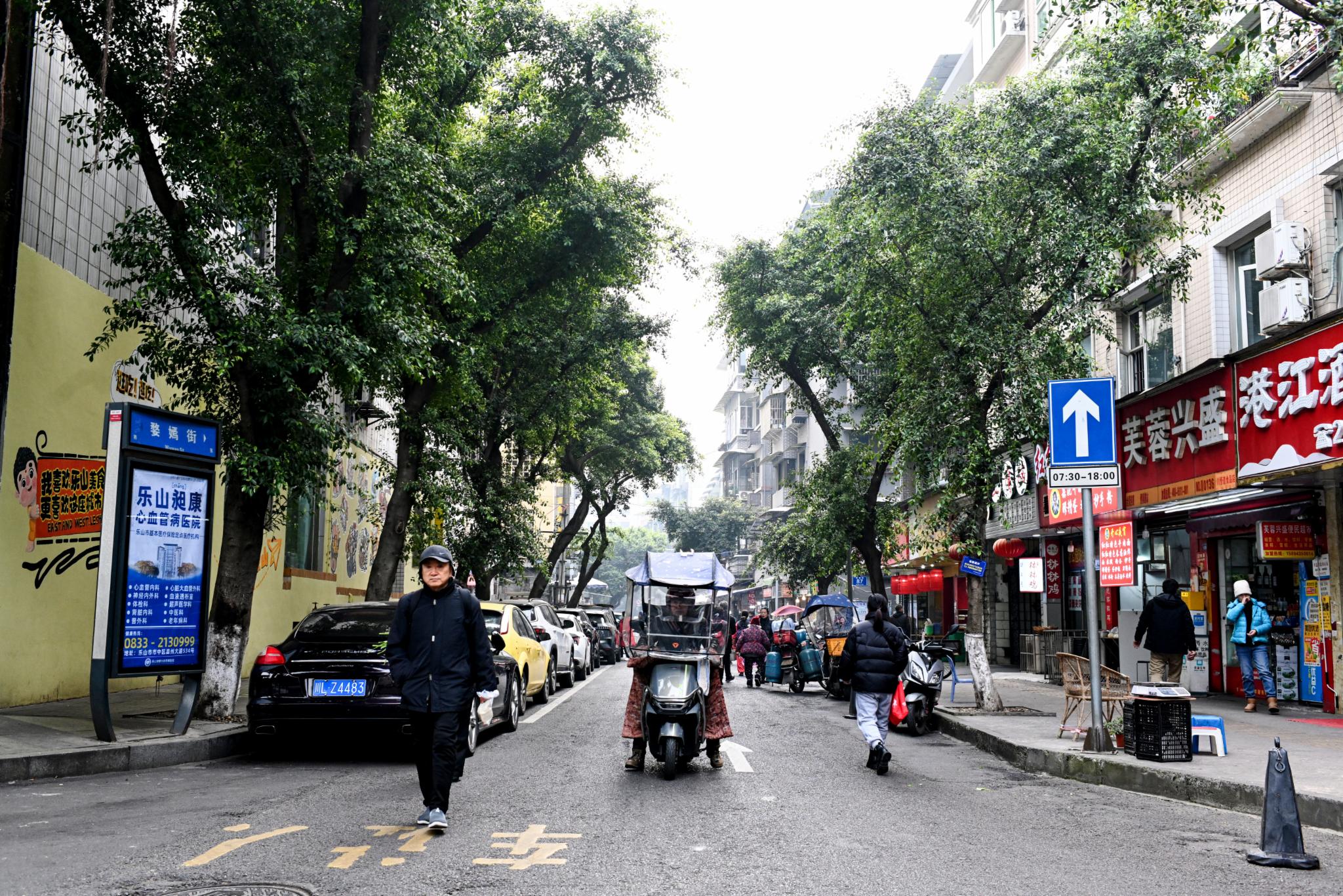 地道乐山美食街，二三十年老店从街头排到街尾