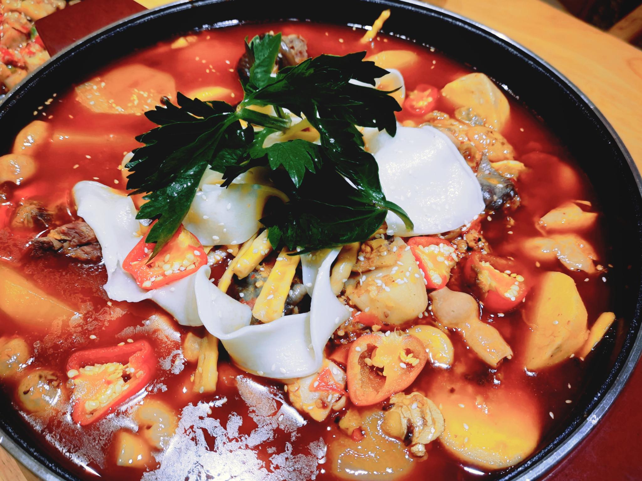 美食探店丨晓彭肥肠鸡升级：整合砂锅菜打造聚餐新场景