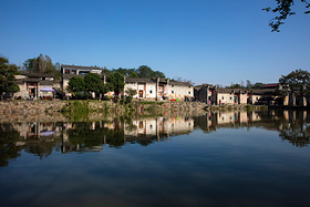 步移景换新县境  人游画中古今情