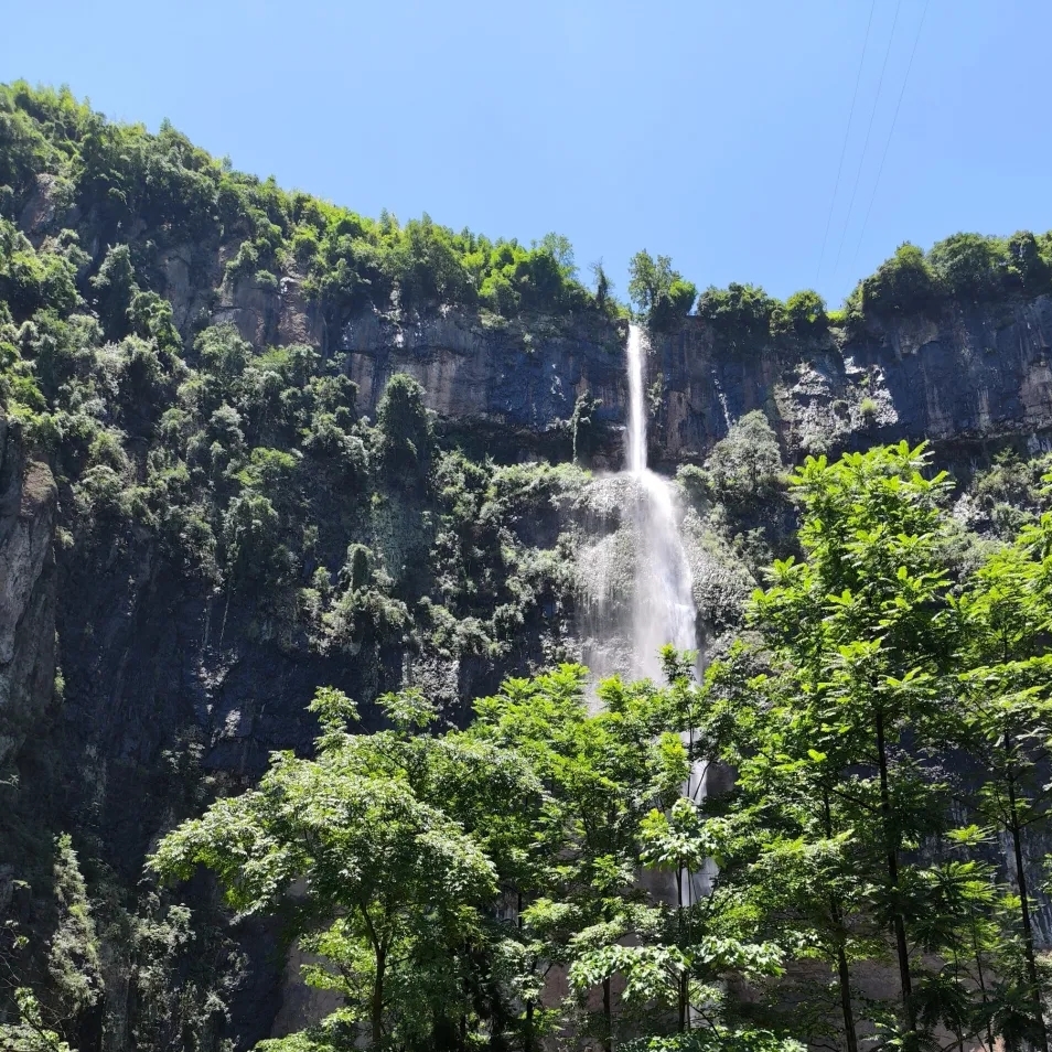 乐山硝斗岩瀑布实拍图