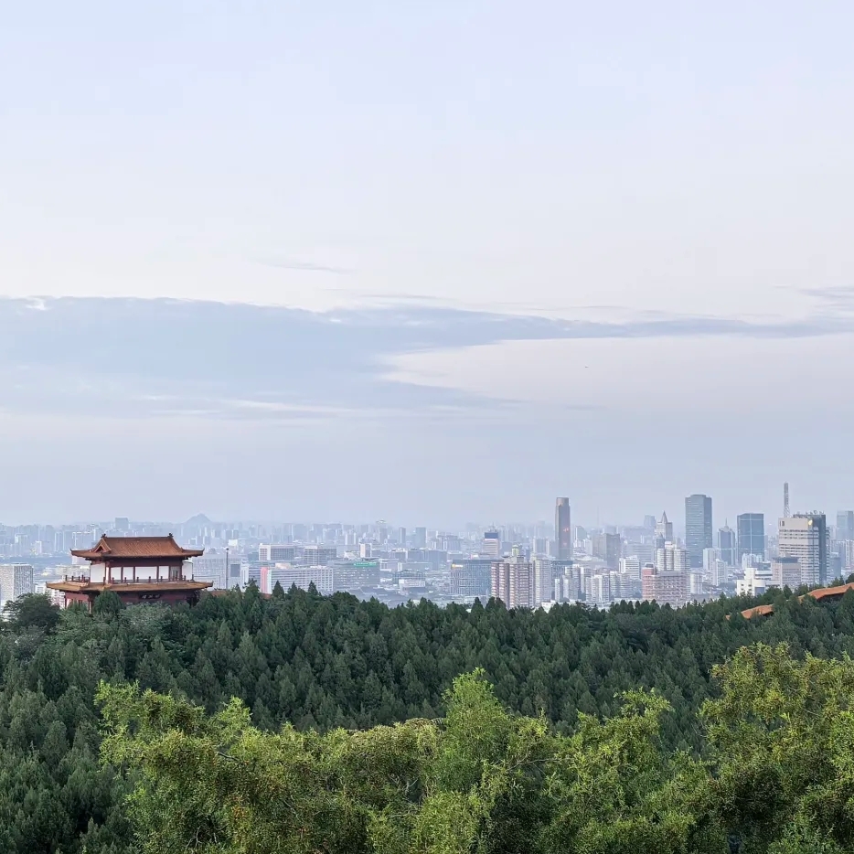 济南英雄山风景区实拍图