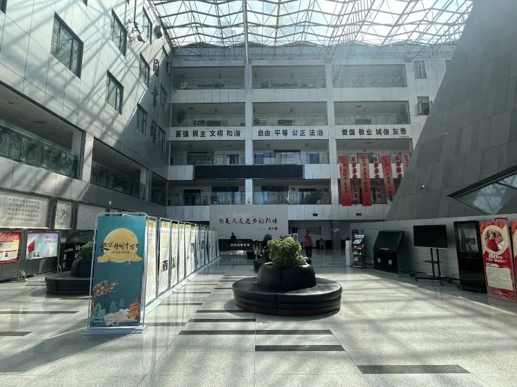 广元市图书馆实拍图2